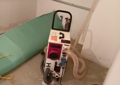 Osuszenie mieszkania po zalaniu metodą podposadzkową